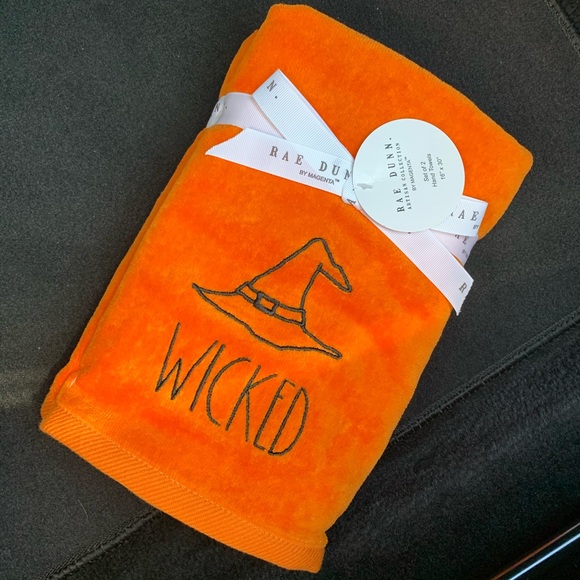 Rae Dunn “WICKED” Halloween Hand Towels - Picture 1 of 2